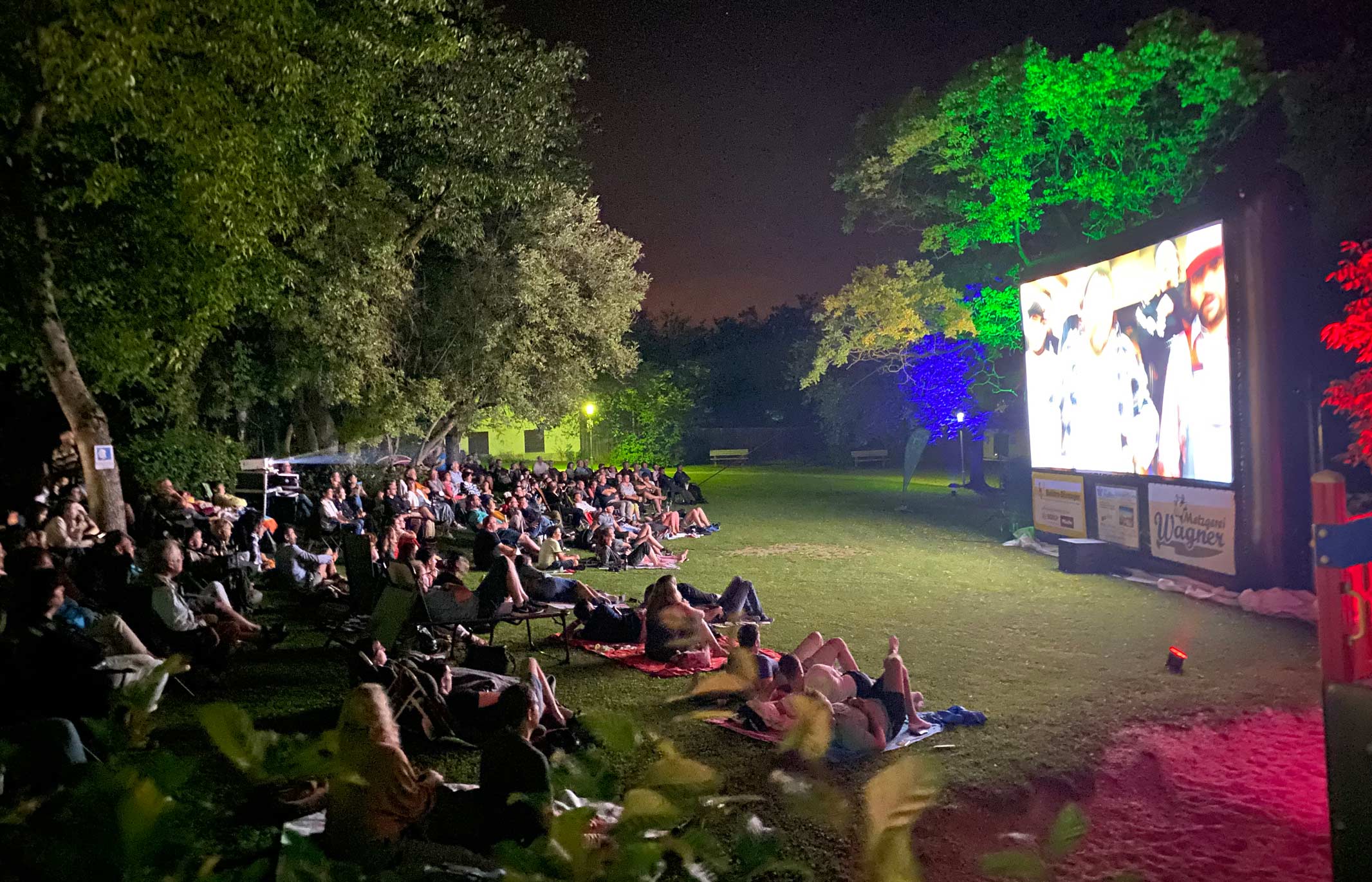 Opne-Air-Kino-Vorführung im Park abends