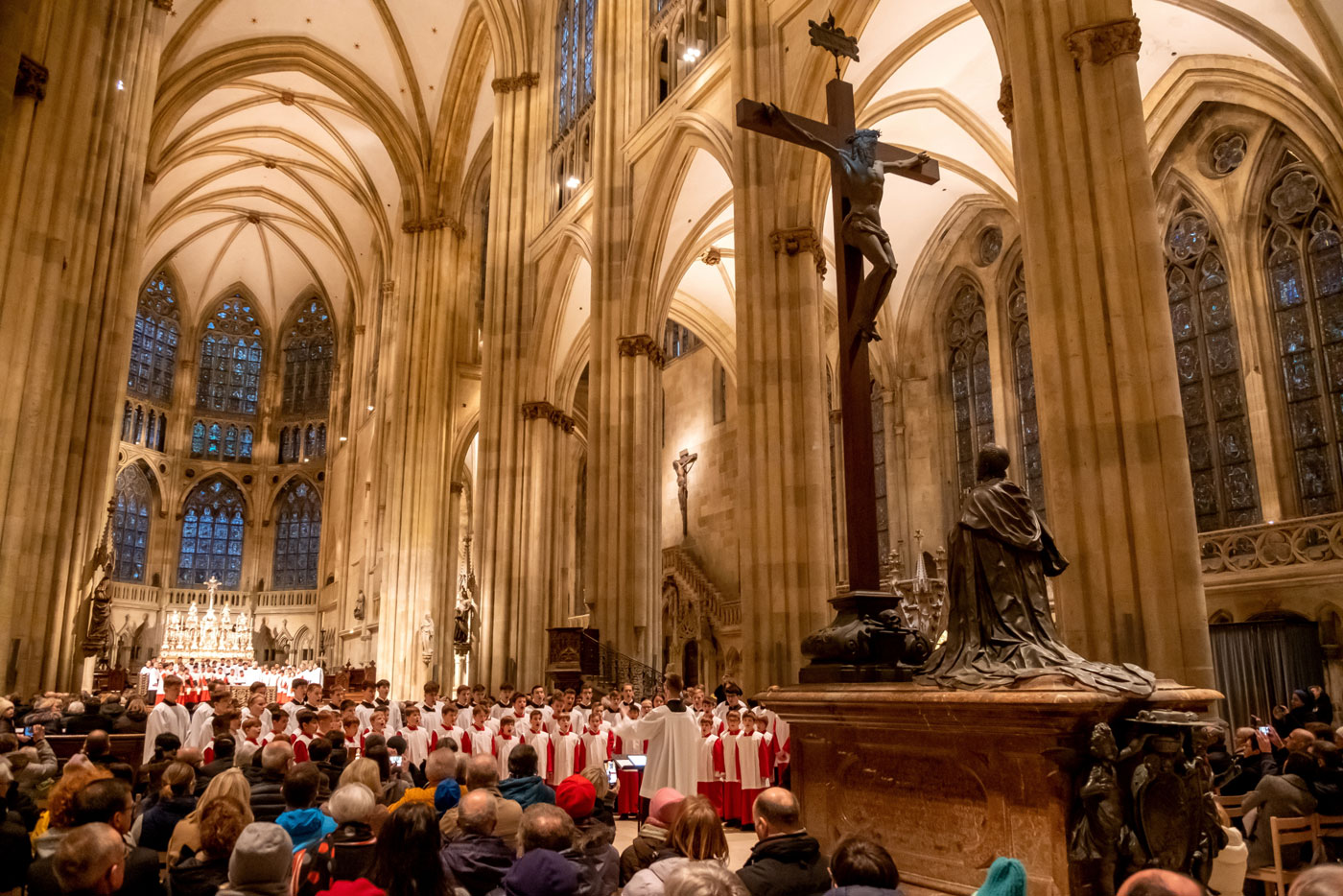 Drei Knabenchöre und ein Mädchenchor der Domspatzen nahmen die Zuhörer in die Mitte und wechselten sich mit ihren Liedbeiträgen im Regensburger Dom ab
