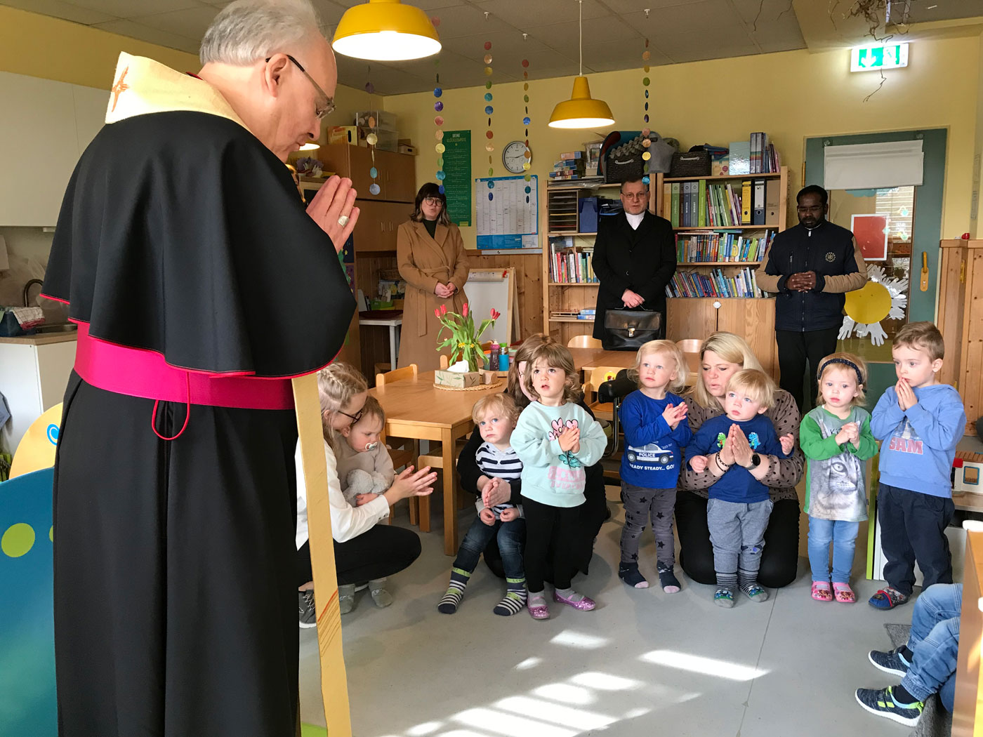 Bischof Rudolf Voderholzer betet mit Kindern