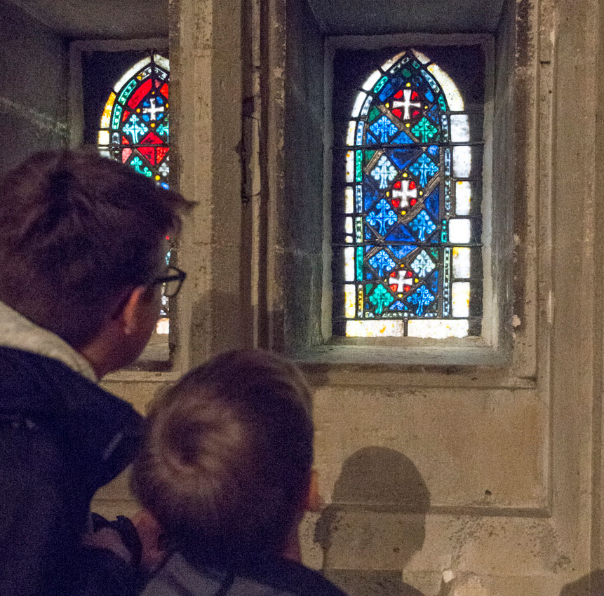 Kinder bewundern die Glasfenster im Regensburger Dom