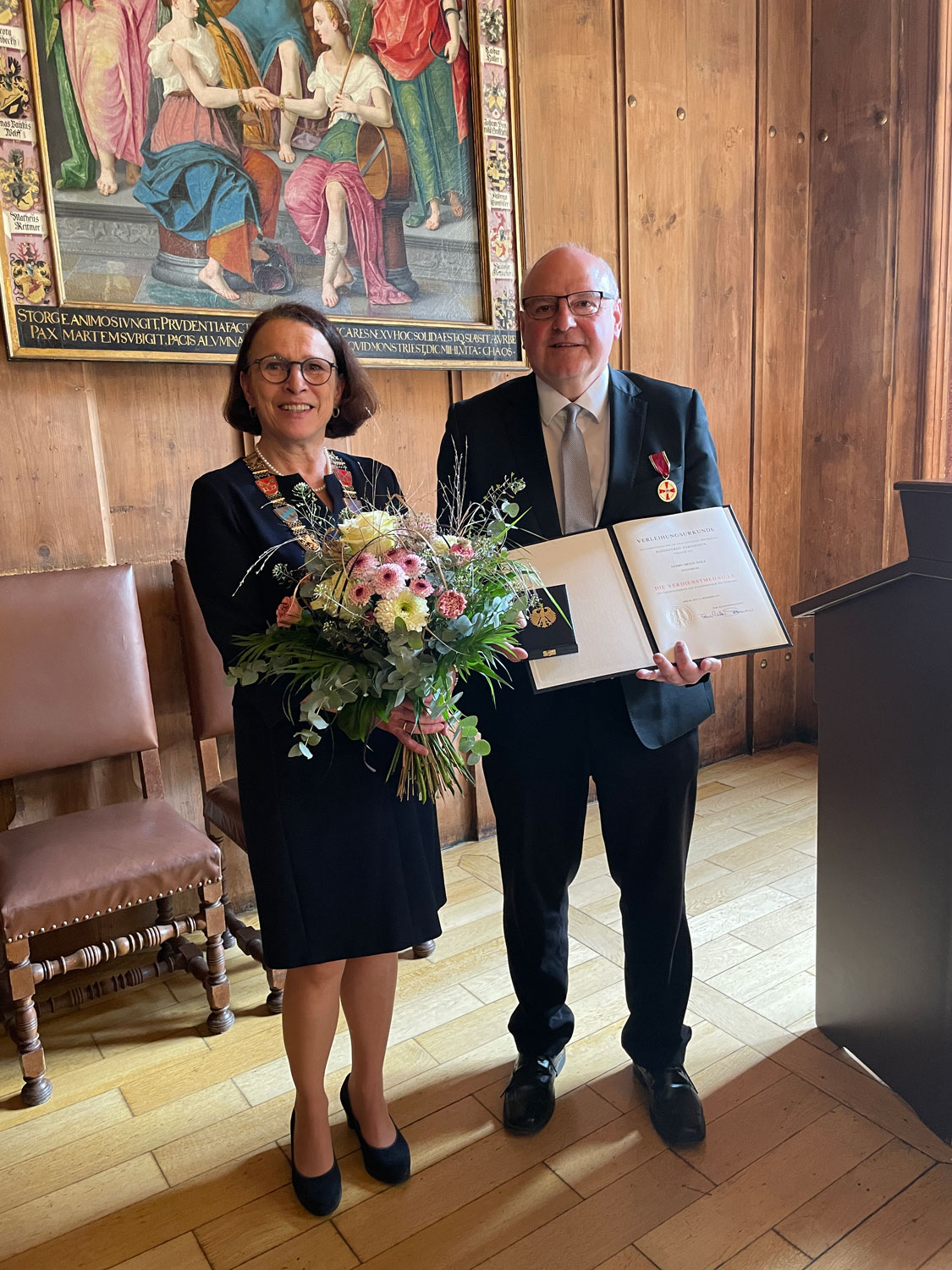Oberbürgermeisterin Gertrud Maltz-Schwarzfischer überreicht Blumen an Armin Wolf