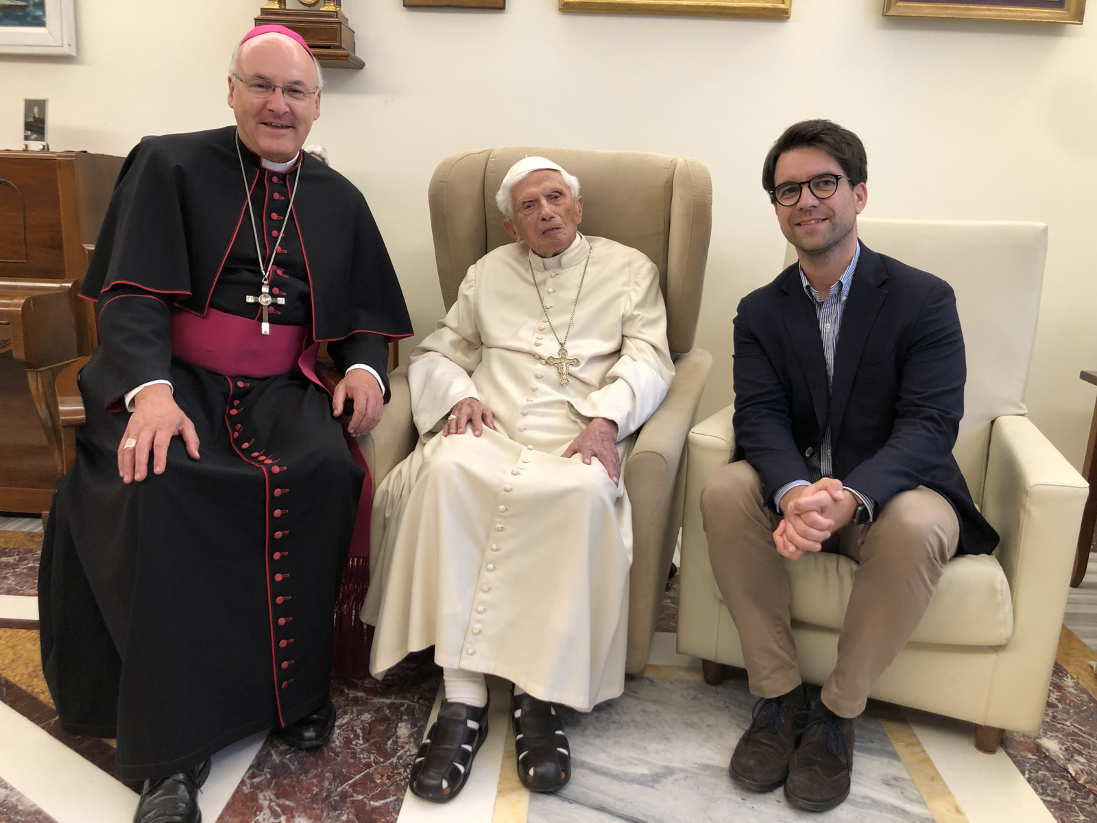 Gabriel Weiten am 23. September 2022 gemeinsam mit Bischof Dr. Rudolf Voderholzer zu Besuch bei Papst em. Benedikt XVI. im Kloster "Mater ecclesiae" im Vatikan. 