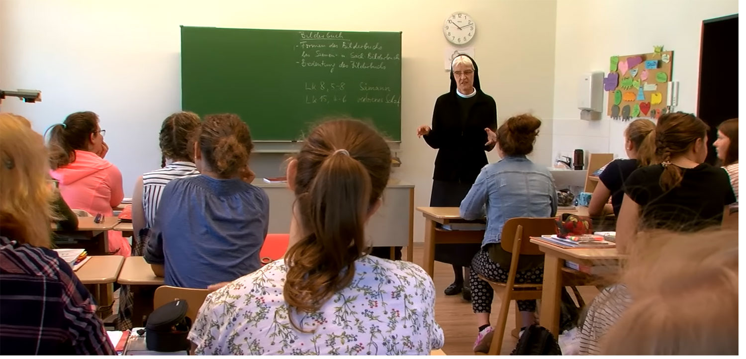 Unterricht in der Fachakademie für Sozialpädagogik der Mallersdorder Schwestern