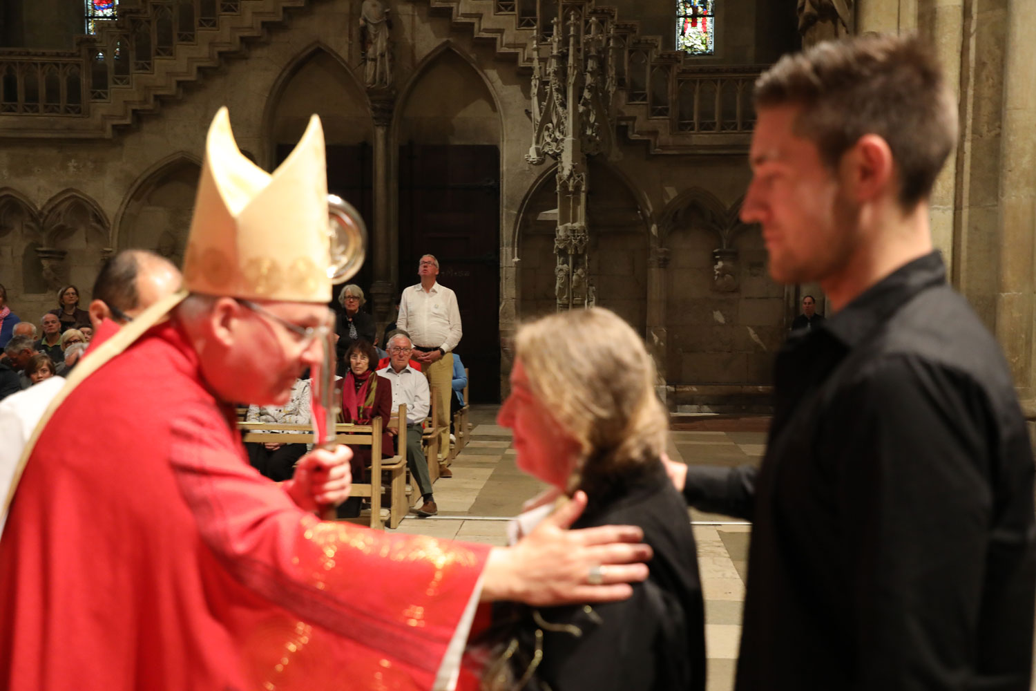 Nach der Firmung: Bischof gratuliert Frau