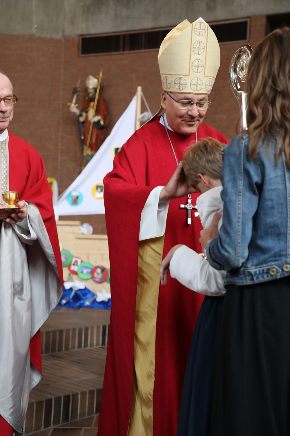 Bischof Rudolf spendet die Firmung