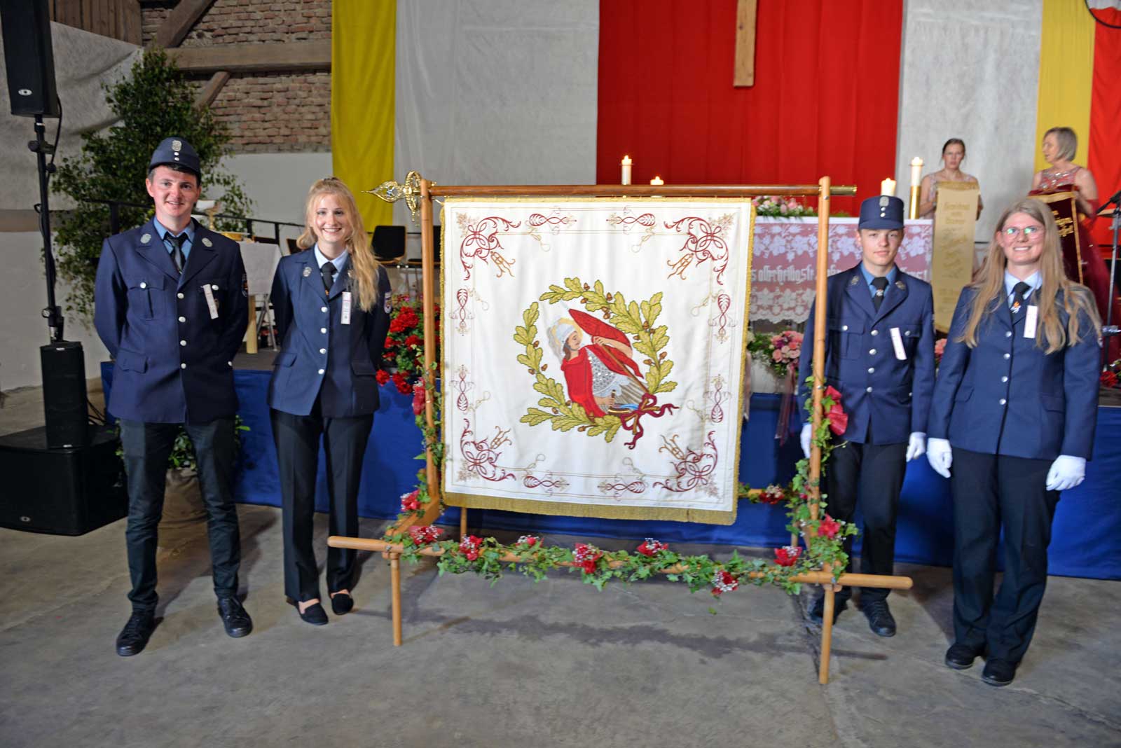 Junge Feuerwehrkräfte trugen die traditionsreiche Fahne zum Festgottesdienst.