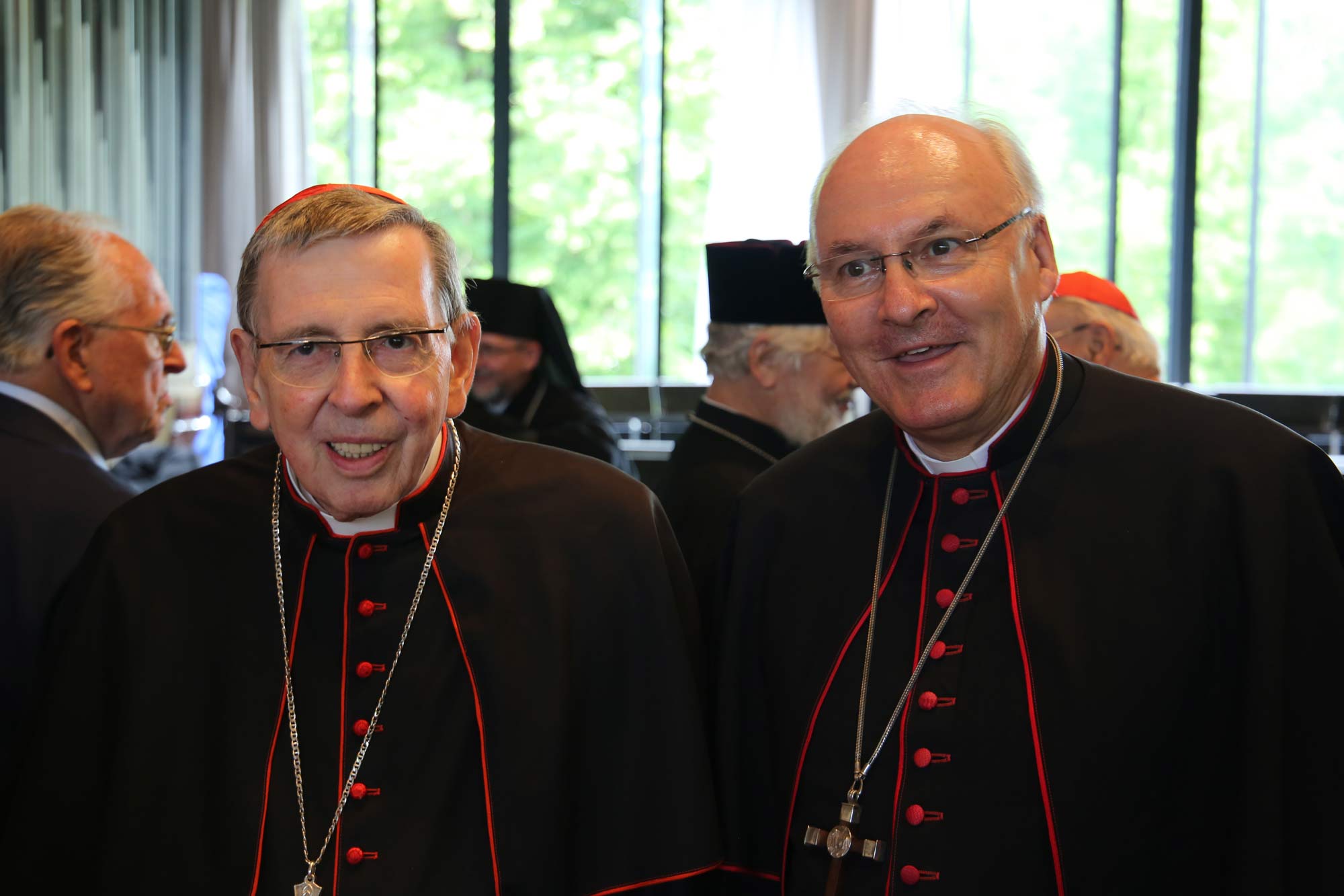 Kardinal und Bischof lachen in die Kamera