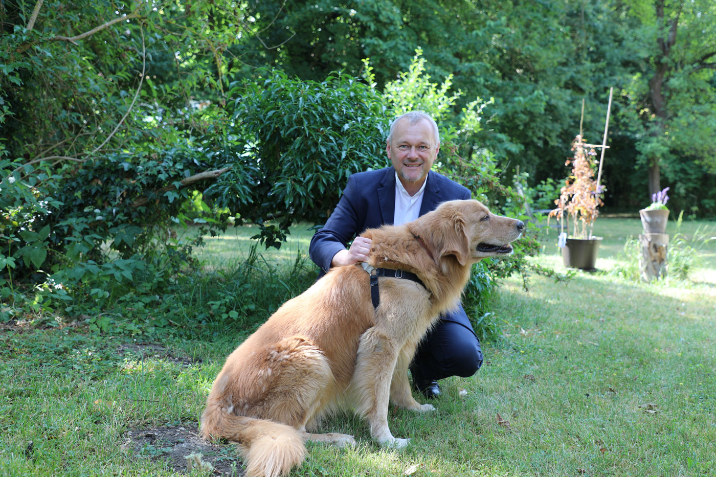 Dekan Georg Birner mit seinem Hund