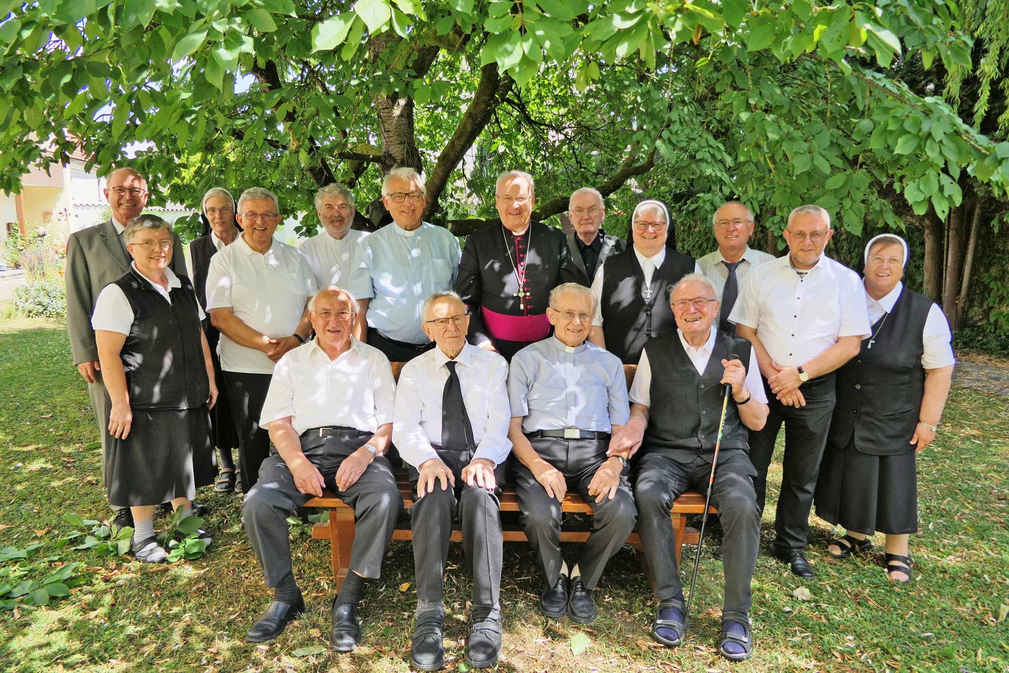 Gemeinsam stellten sich die Ruhestandspriester mit Bischof Rudolf, Regionaldekan Johannes Hofmann, Dekan Johannes Plank und den Aiterhofener Schwestern zum Erinnerungsbild.    