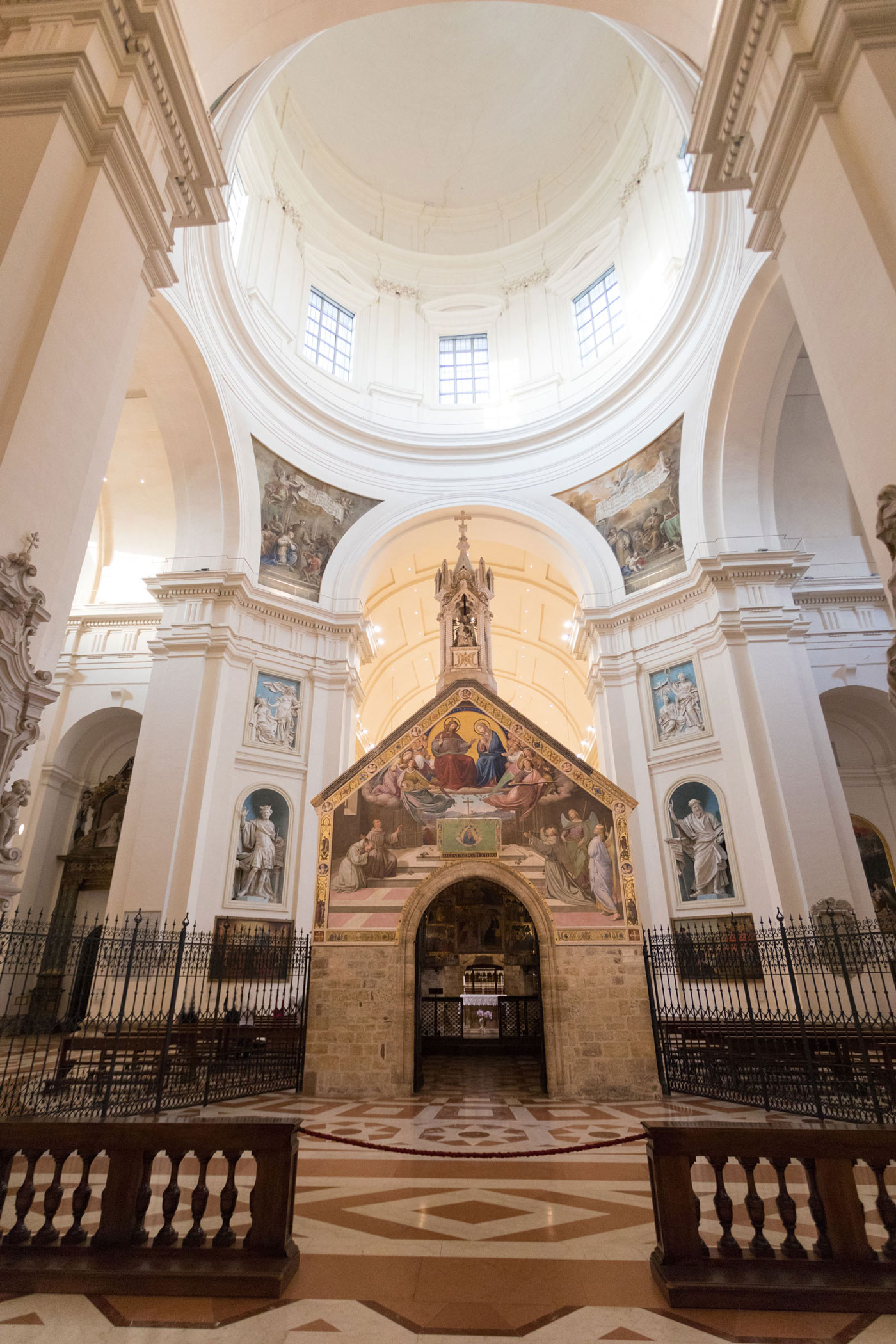 Die Portiuncula-Kapelle steht inmitten der Basilika Santa Maria degli Angeli in der Nähe von Assisi