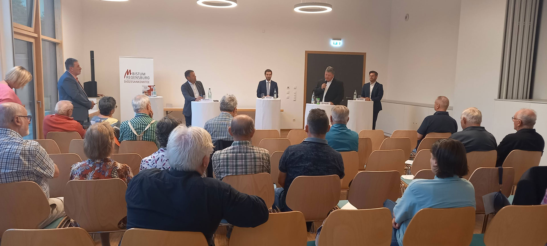 Veranstaltung in Weiden (auf dem Podium v.l.n.r.: Richard Wittmann (Moderation), Uwe Bergmann (SPD), Dr. Stefan Oetzinger (CSU), Bernhard Schmidt (Freie Wähler), Christoph Skutella (FDP)