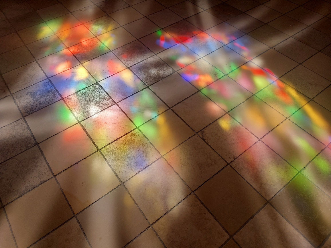 Licht durch Glasfenster auf dem Boden bunt reflektiert