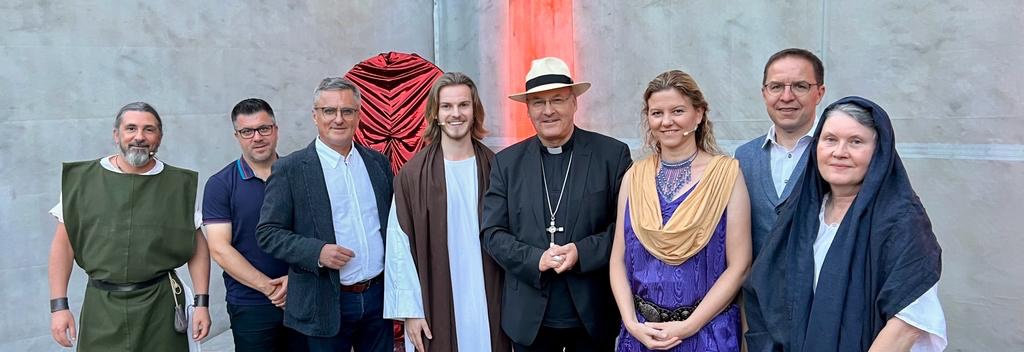 Bischof Rudolf Voderholzer mit Schauspielern der Passionsspiele in Perlesreut
