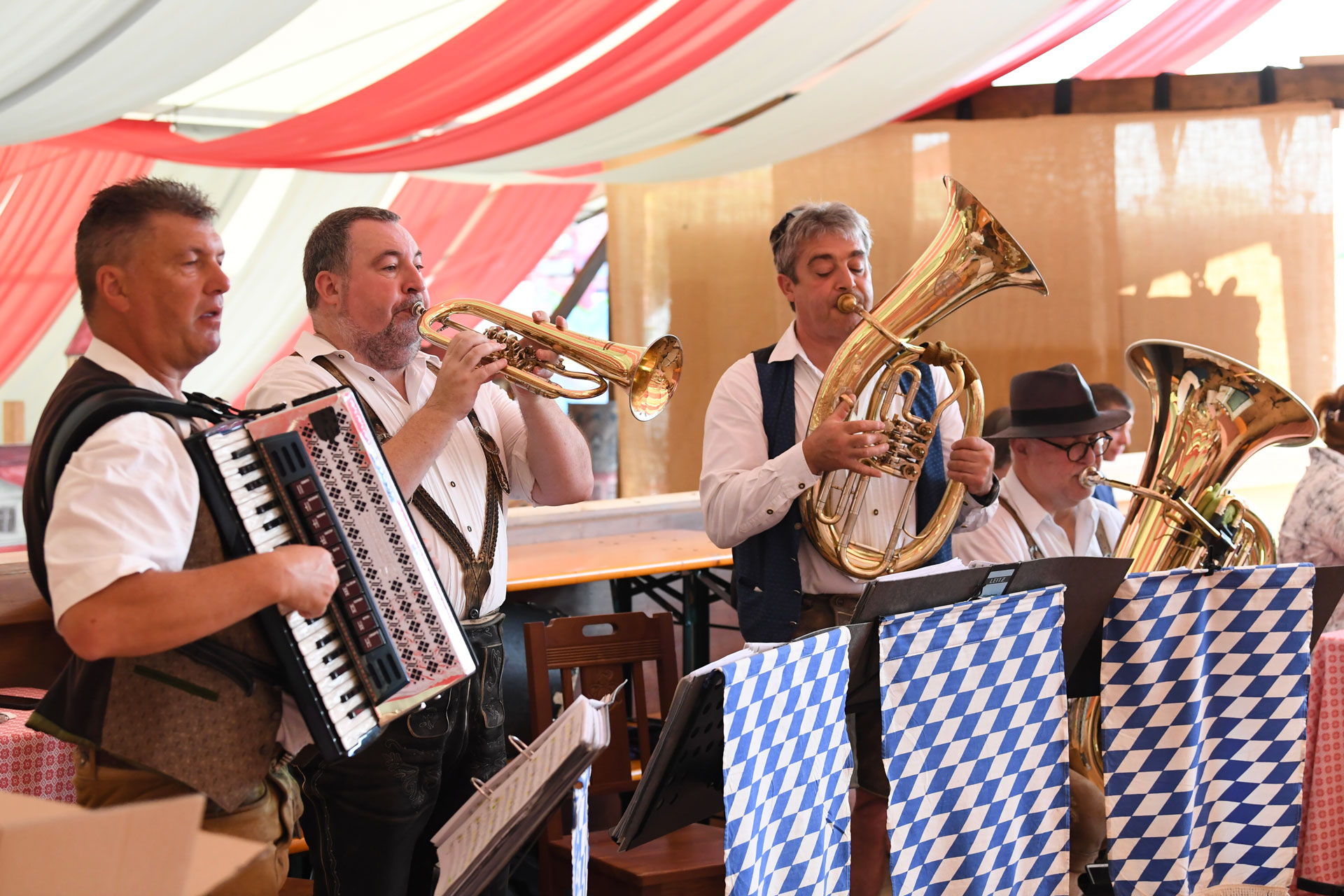Blasmusikanten im bayerischen Bierzelt