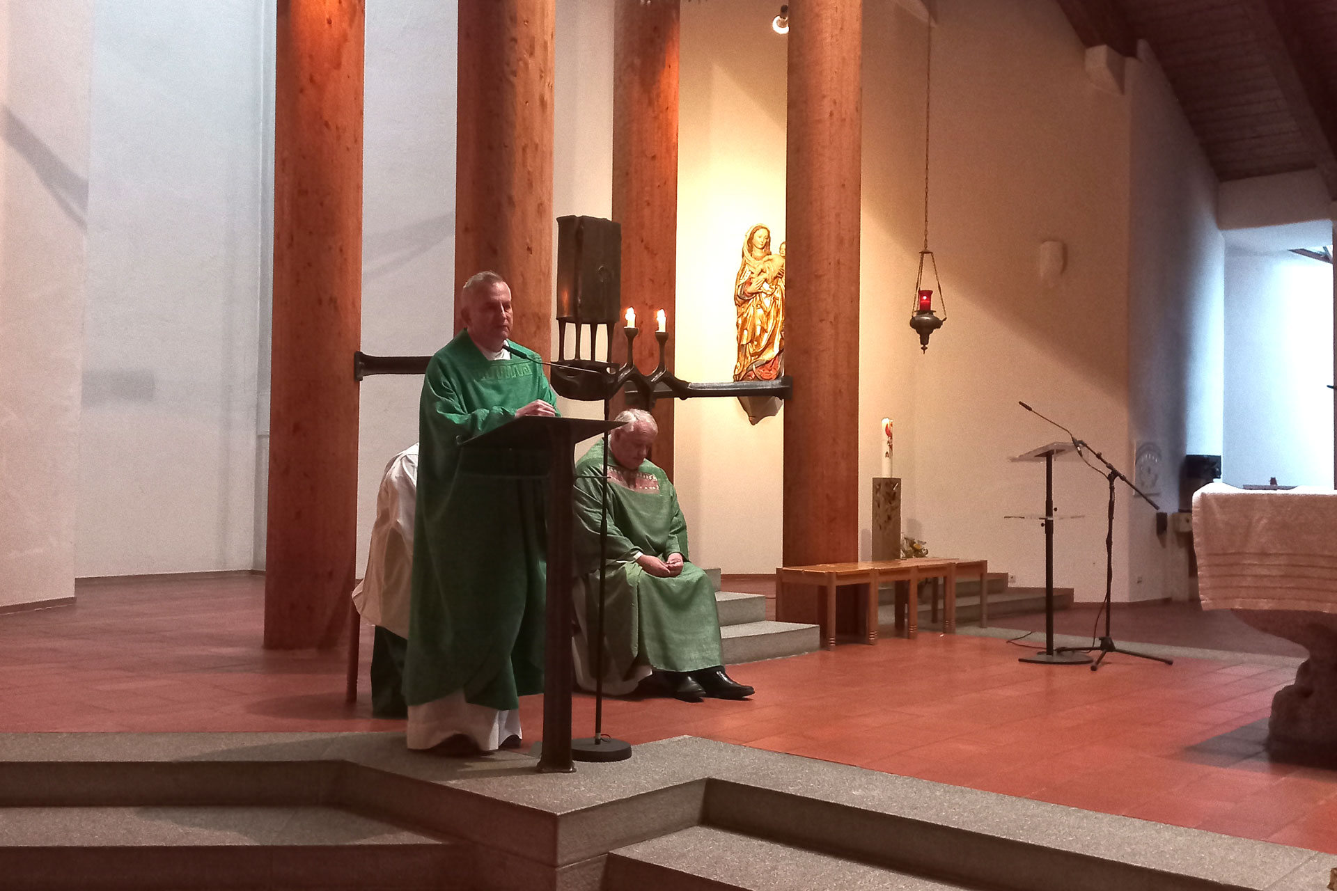 Pfarrer halten Messe in einer modernen, warmen Kirche