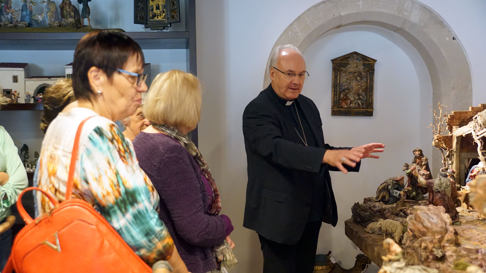 Bischof Voderholzer erklärt Frauen die Bedeutung der Krippe