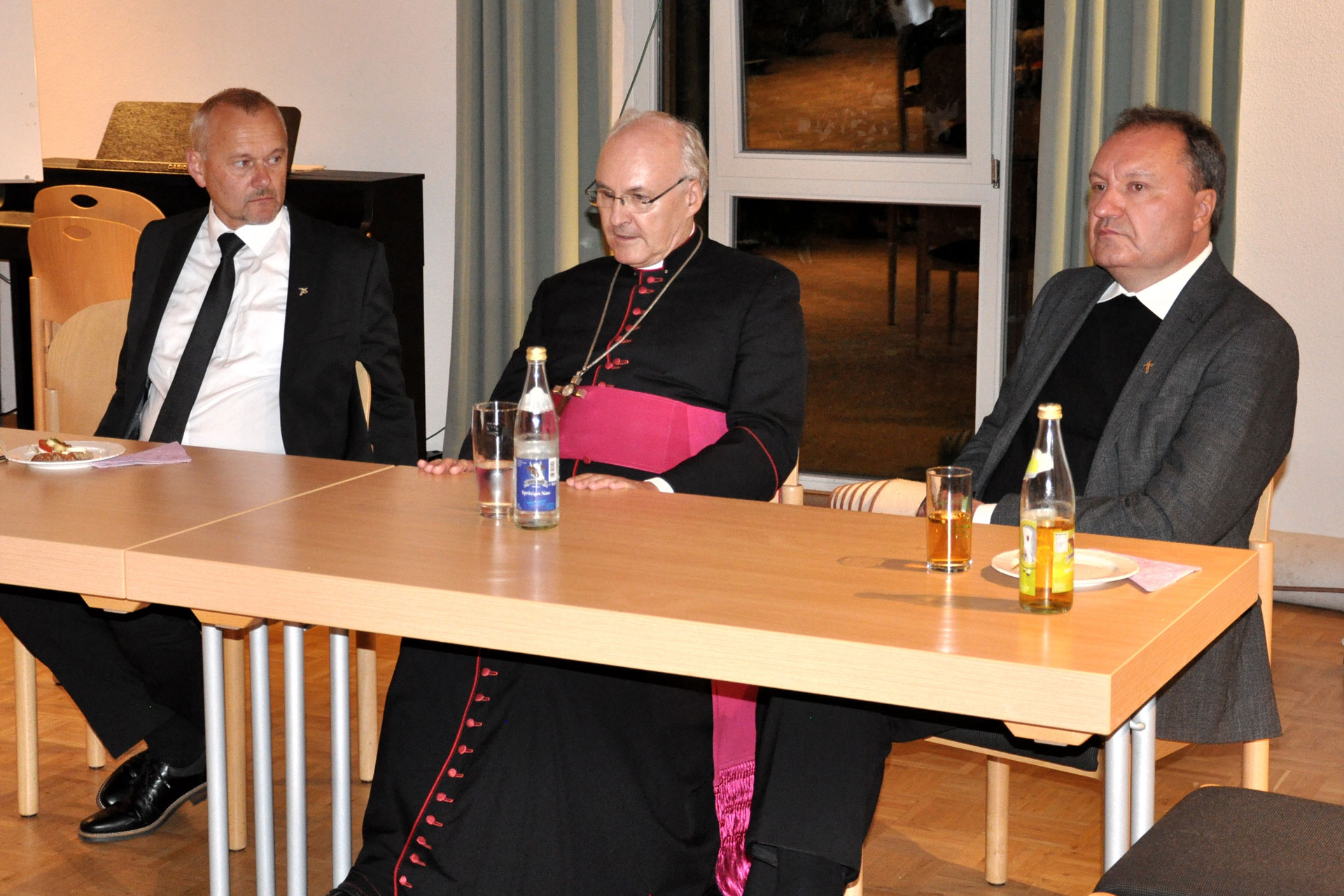v.li. Dekan Georg Birner, Bischof Rudolf und Regionaldekan Thomas Stummer stellten sich den Fragen