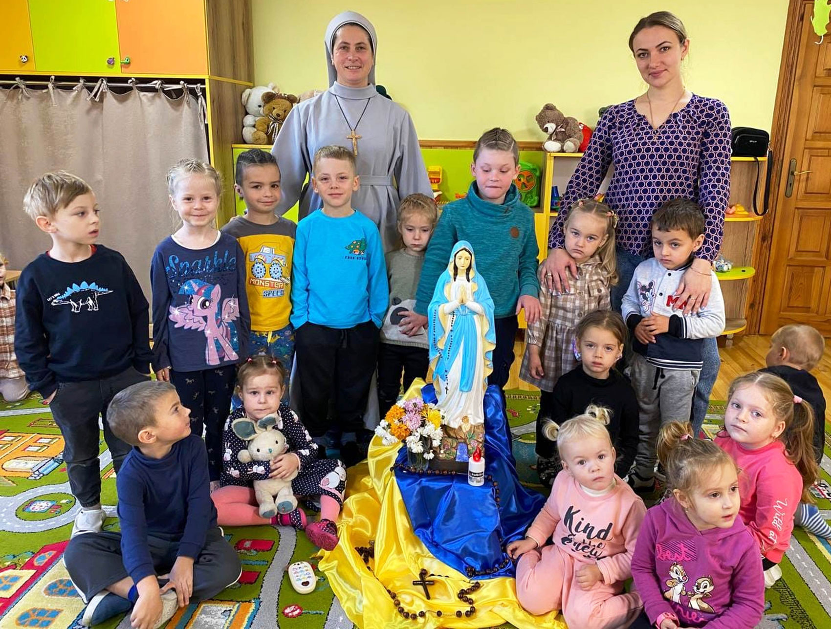 Kinder beten den Rosenkranz: Teilnehmer der Gebetsaktion 2022 in der Ukraine