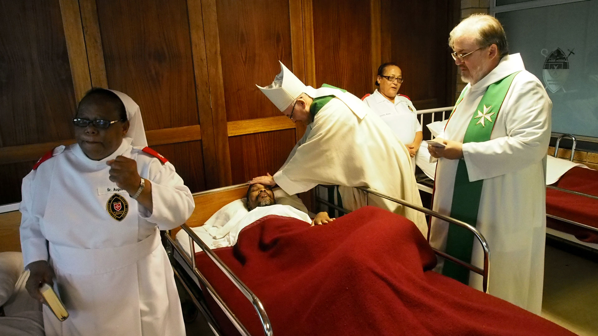 Bischof Rudolf Voderholzer segnet einen Kranken in Südafrika