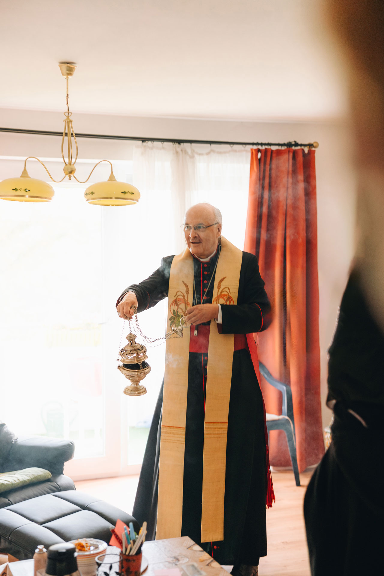 Bischof mit Weihrauch in einem Raum
