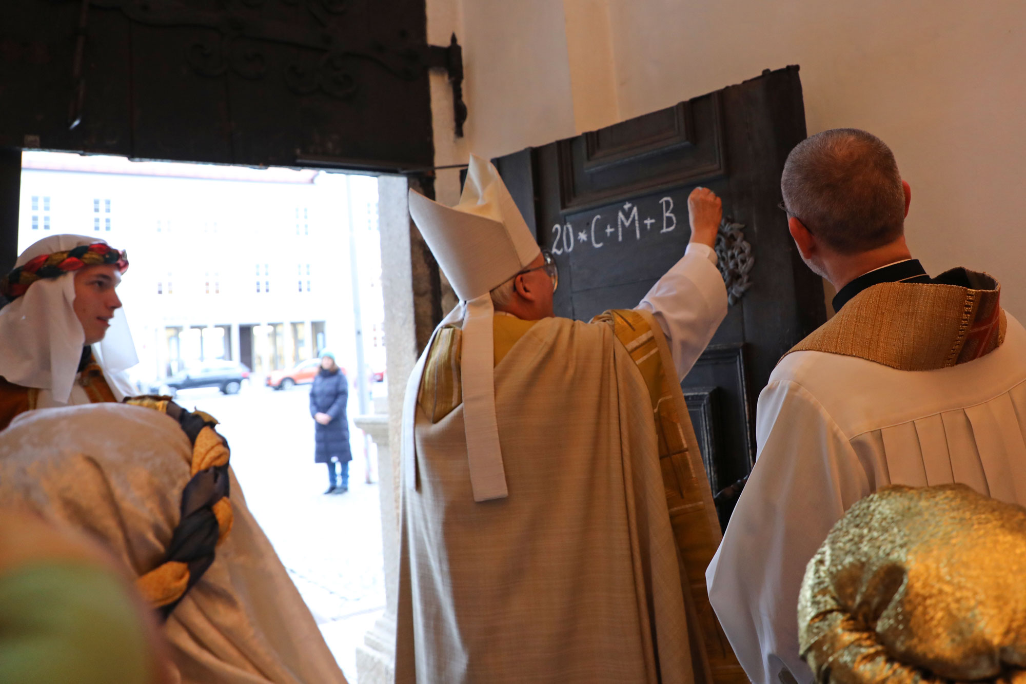 Bischof Rudolf schreibt den Haussegen an die Tür der Basilika in Waldsassen