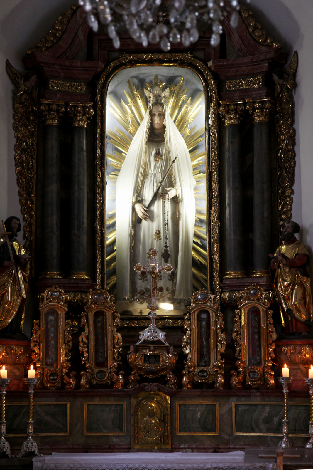 Helle Marienstaue in einer kleinen, dunklen Kapelle