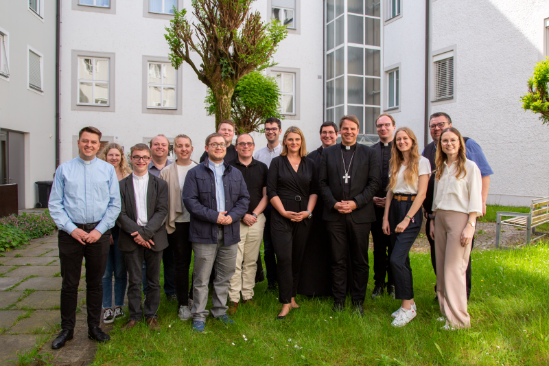 Regensburger zu Besuch bei Bischof Oster