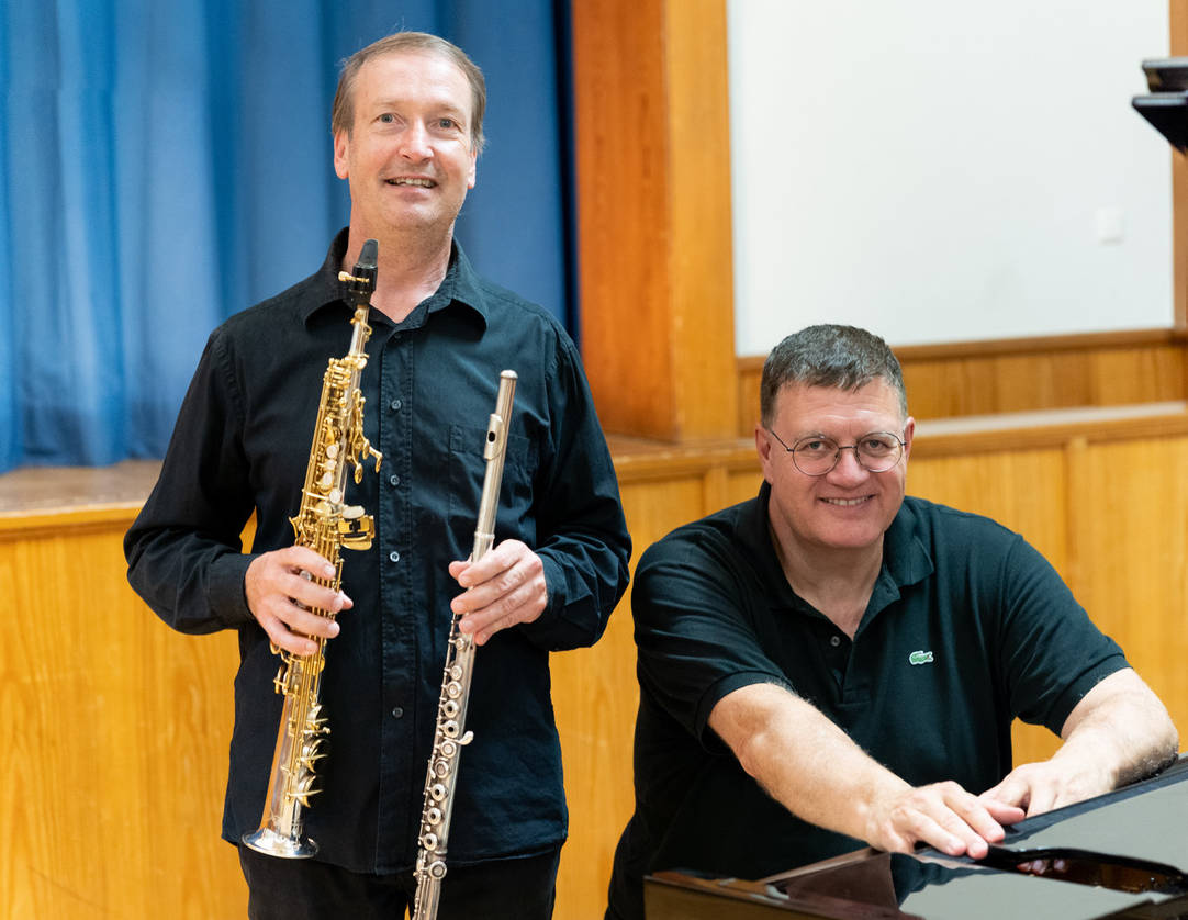 Musiker mit Querflöte und am Klavier