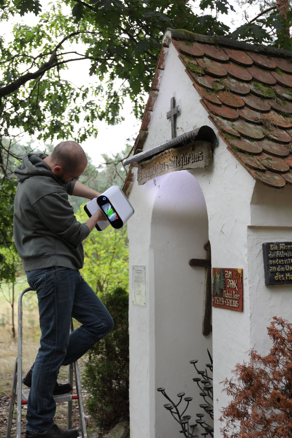 Julian Moder scannt das Franziskus Marterl