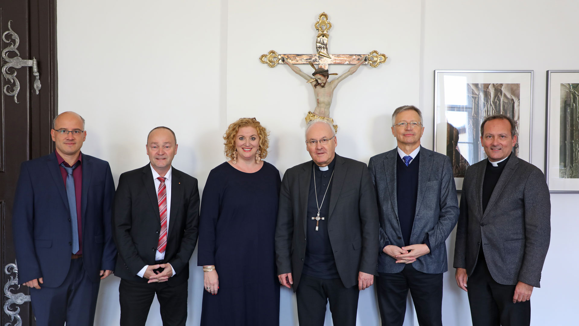 v.l.: Prorektor Hon. Prof. Markus Rupprecht, Finanzdirektor des Bistums Regensburg, Erwin Saiko, Prof. Sabine Lahm, Bischof Dr. Rudolf Voderholzer, Rektor der HfKM, Prof. Dr. Franz Josef Stoiber, Leiter der Abteilung Schule/Hochschule im Bistum, Martin Priller.