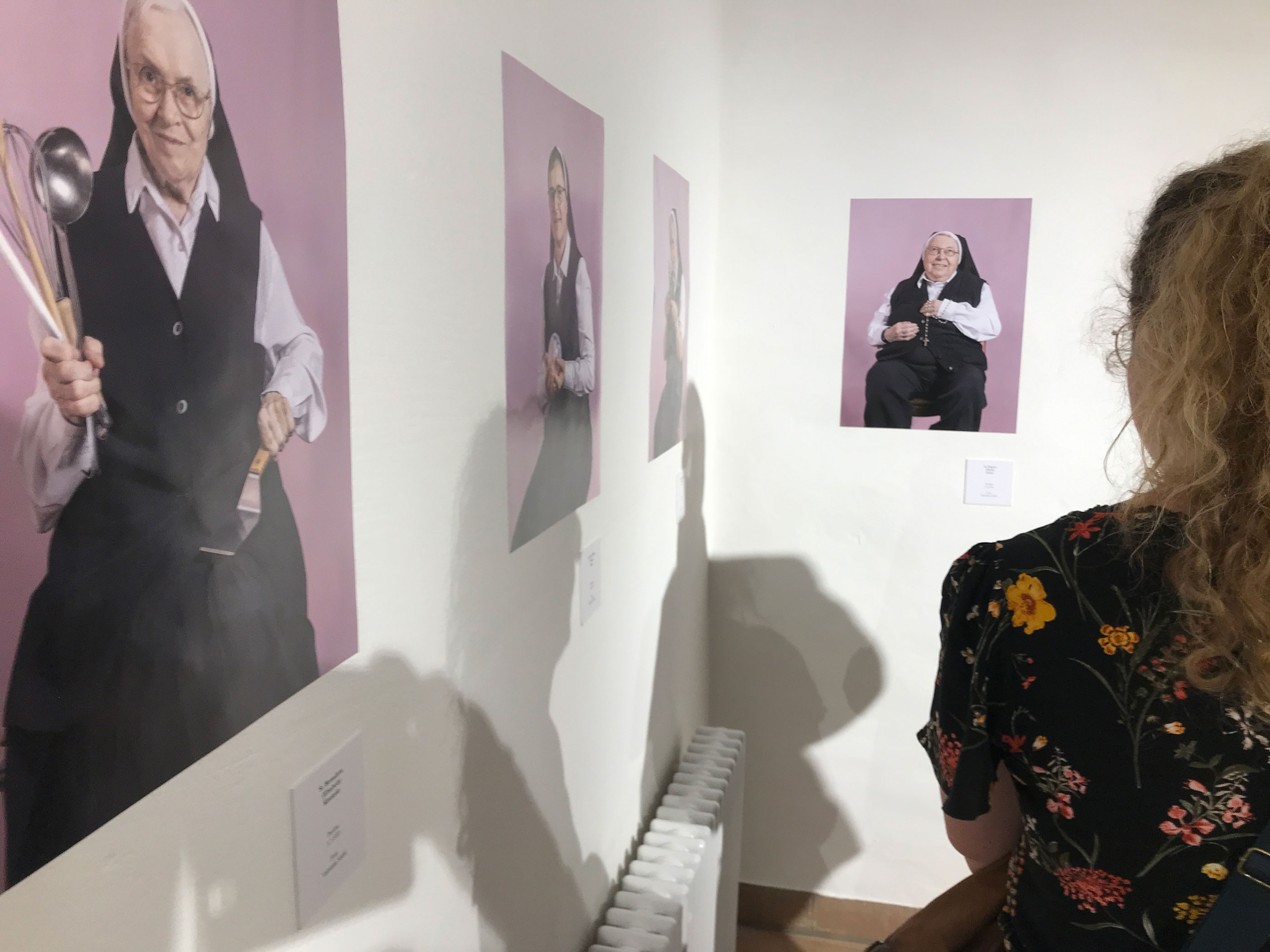 Auf dem Foto sind Portraitaufnahmen der Ursulinen in Straubing zu sehen.