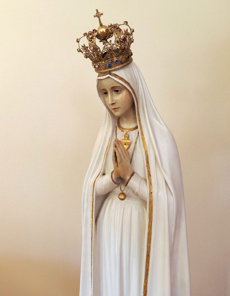 Auf dem Foto sieht man eine Statue der Gottesmutter nach dem Vorbild von Fatima. 