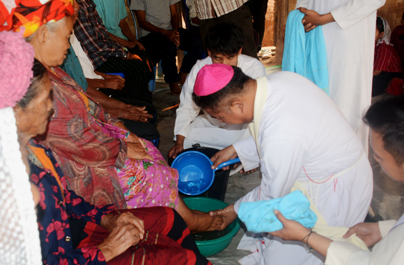Bischof in Myanmar bei der Fußwaschung in beengten Verhältnissen