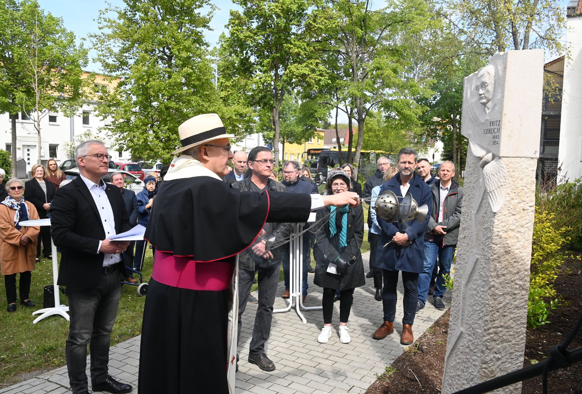 Zahlreiche Gäste waren zur Enthüllung und Segnung der Fritz-Gerlich-Stele durch Bischof Rudolf gekommen.