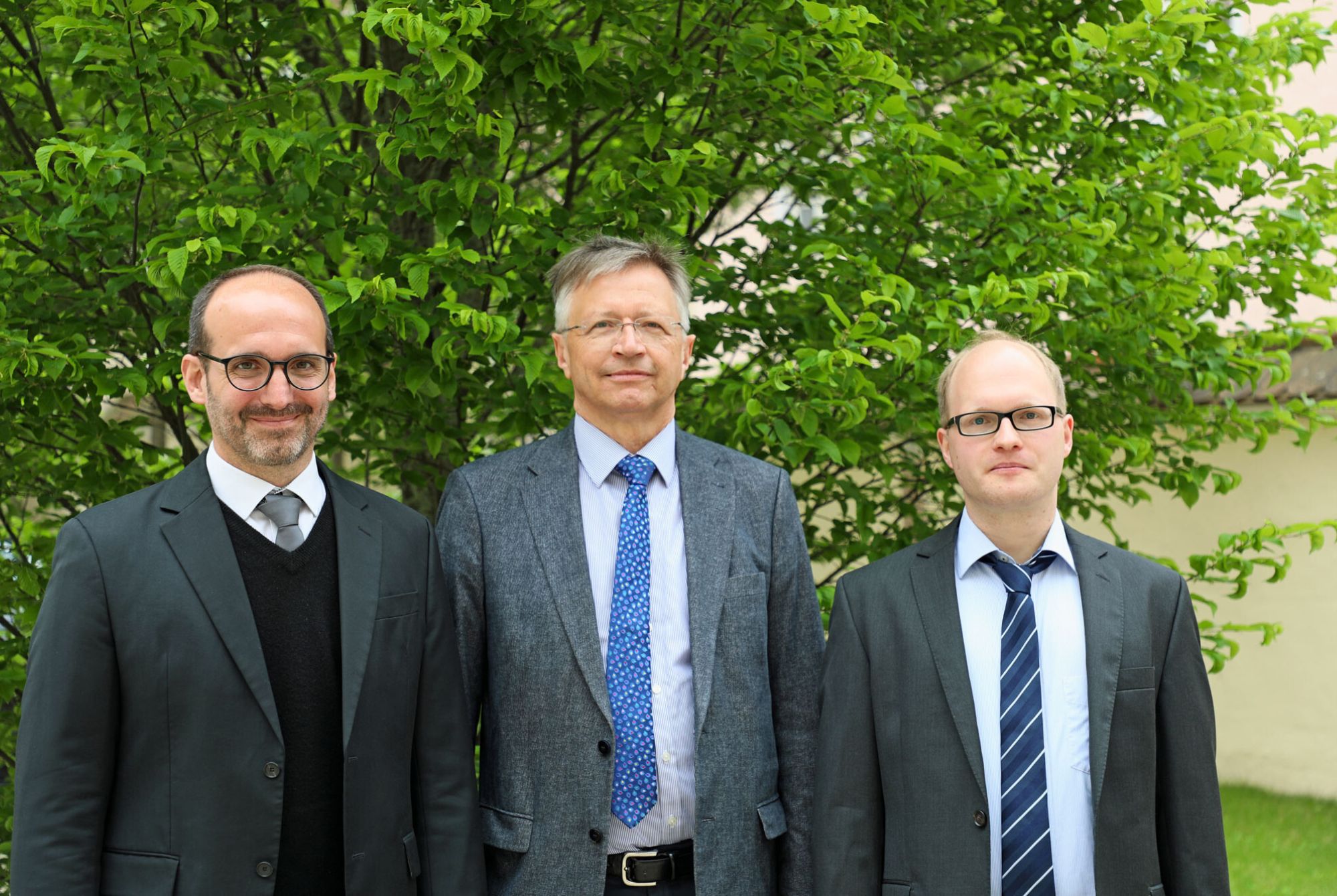 Domorganist Prof. Franz Josef Stoiber, Rektor der HfKM, mit den beiden frisch an die Hochschule berufenen Professoren