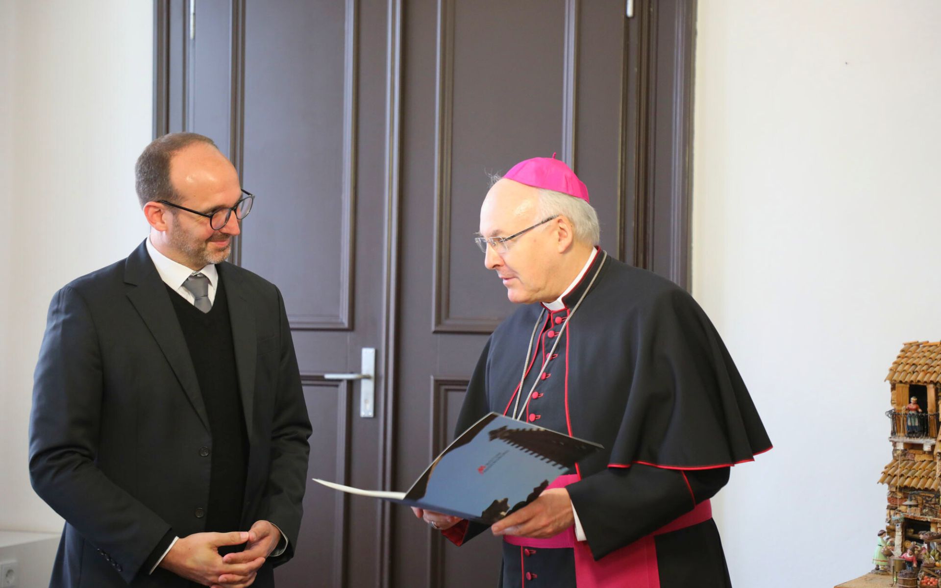 Bischof Rudolf überreicht Prof. Schmid die Ernennungsurkunde. 