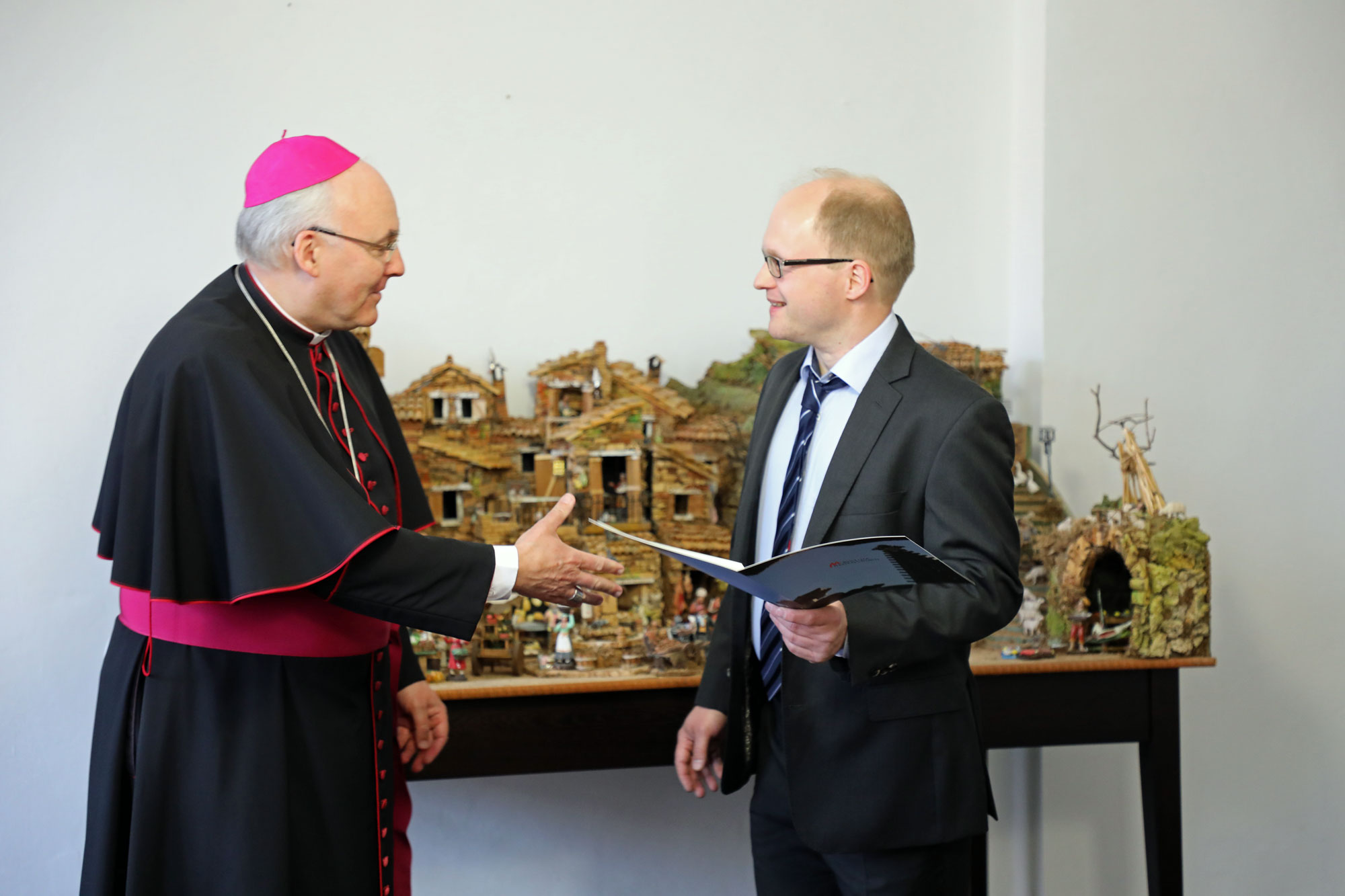 Bischof Rudolf überreicht Prof. Köppl die Ernennungsurkunde