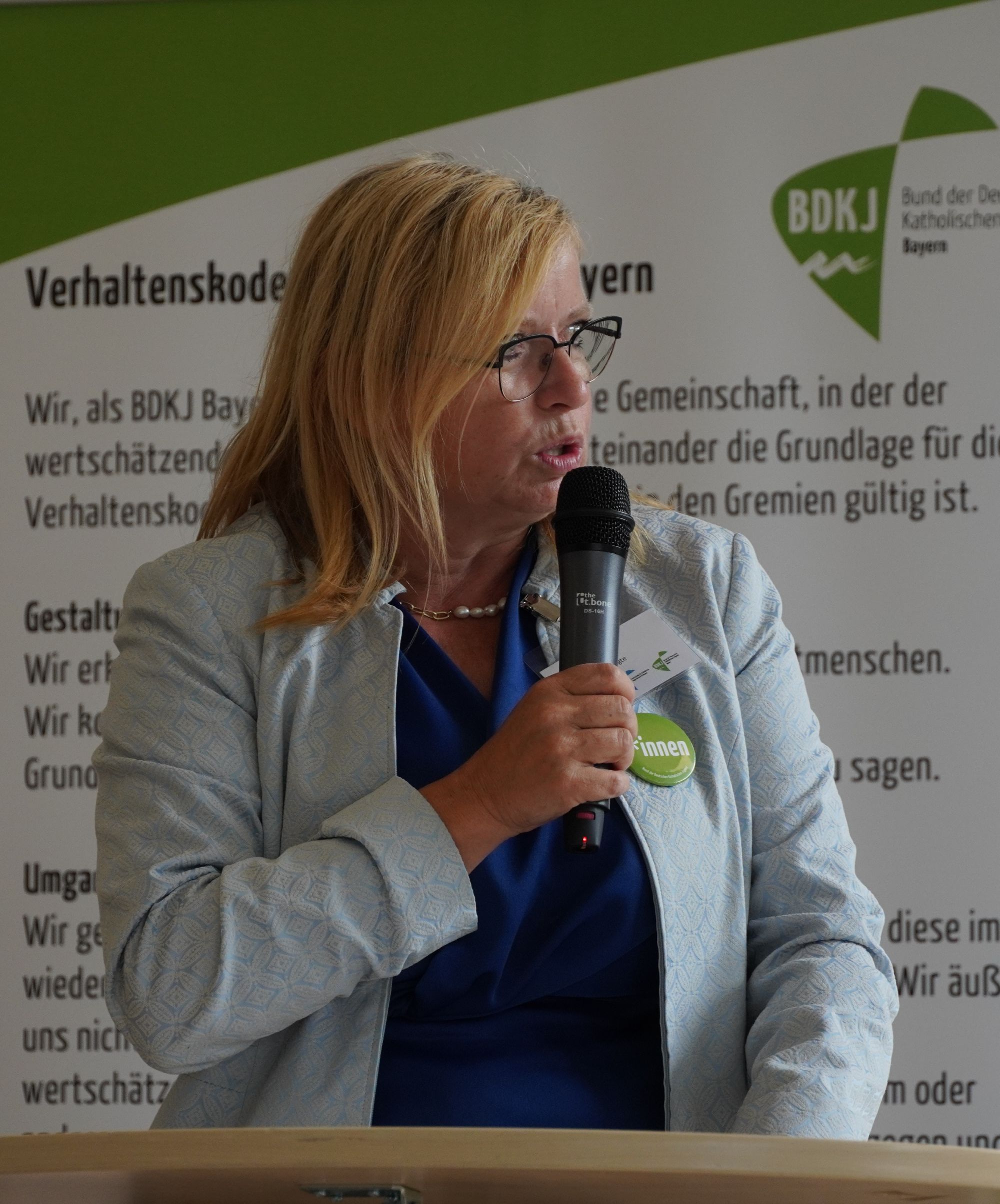 Die bayerische Ehrenamtsbeauftrage Gabi Schmidt richtet ein Grußwort an Konferenz für Katholische Jugendarbeit in Bayern. 
