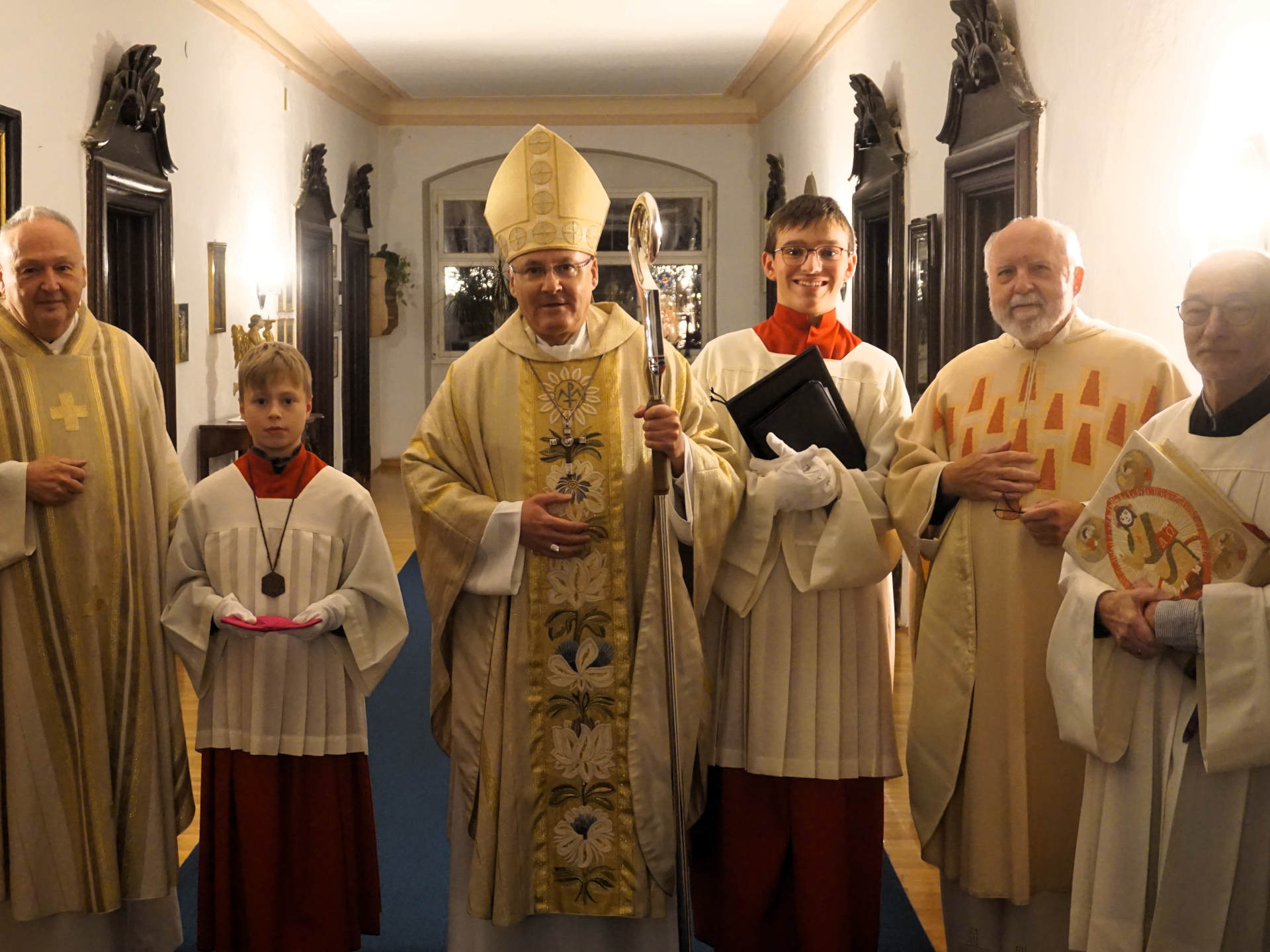 Bischof Rudolf mit Pfarrer Georg Flierl (links) und Ruhestandsgeistlichem Johann Trescher sowie dem Lektor. Zwei Messdiener bekamen besondere Aufgaben übertragen.