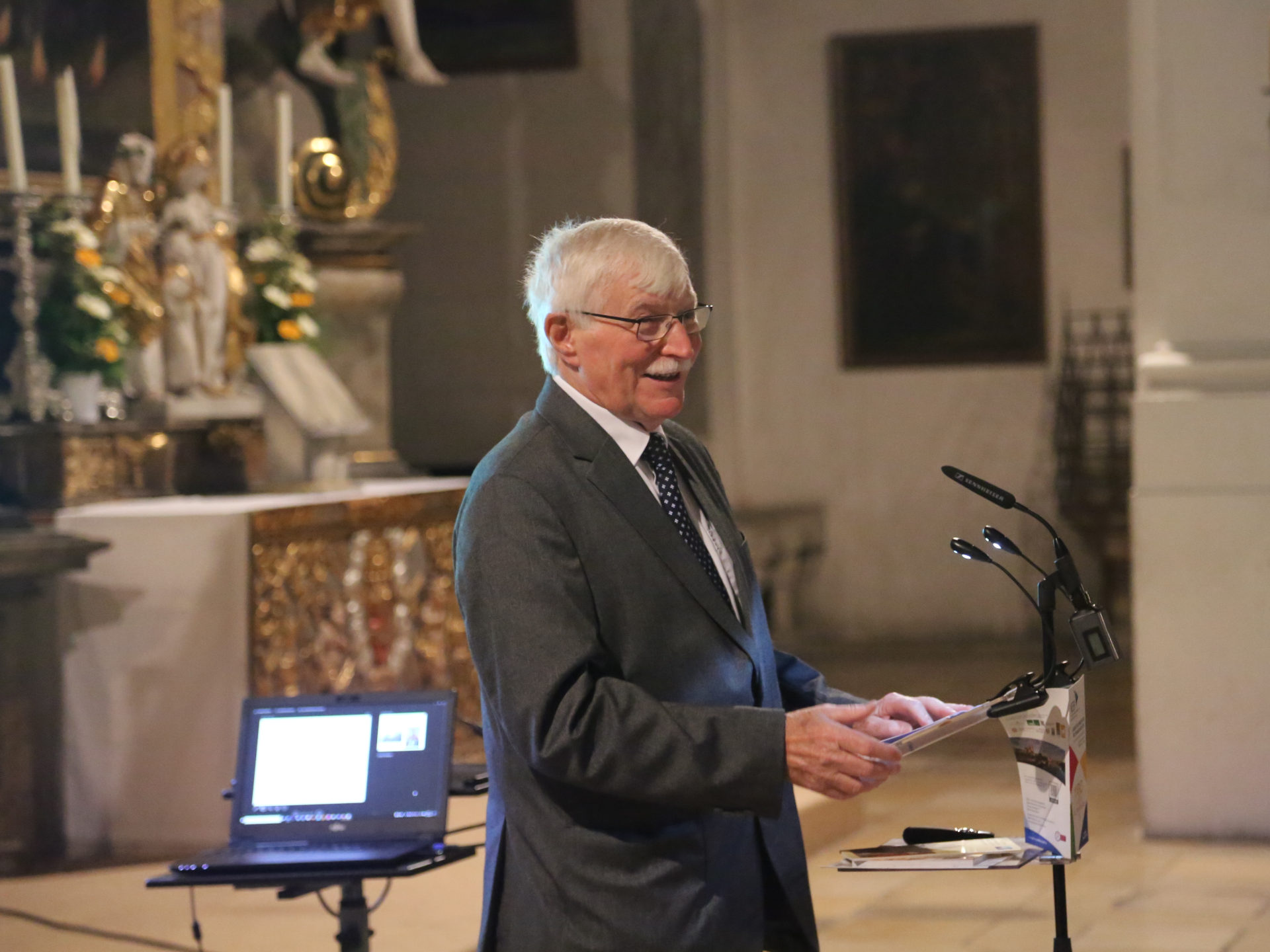 Dr. Werner Chrobak hält seinen Vortrag zum hl. Wolfgang