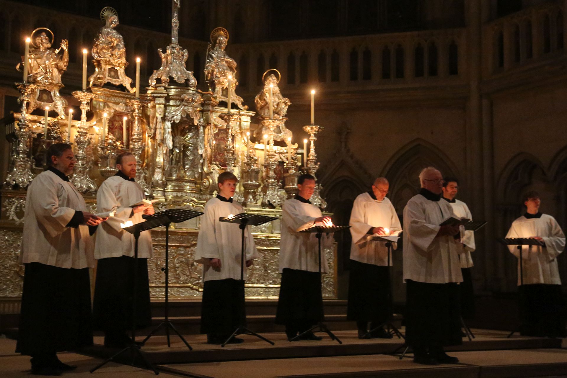 Kirchenmusiker im Chorraum des Regensburger Doms