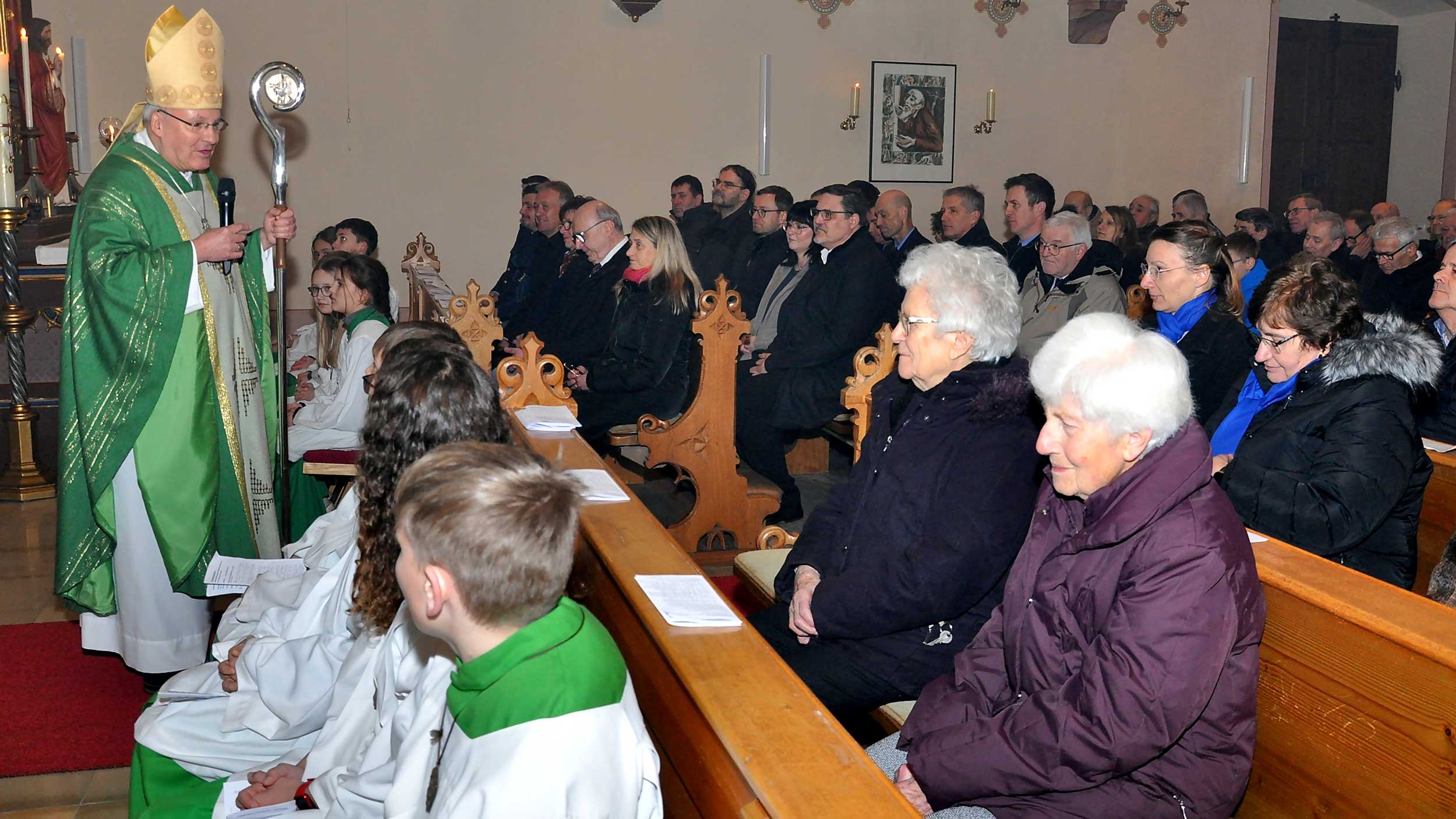 Bischof Voderholzer steht vor den Gläubigen