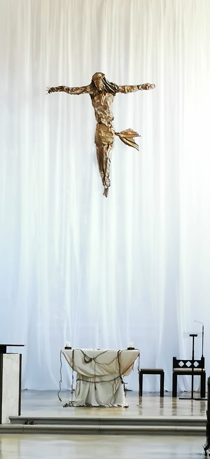 Fastentuch über dem Altar in der Pfarrkirche Mariae Himmelfahrt Bad Koetzting