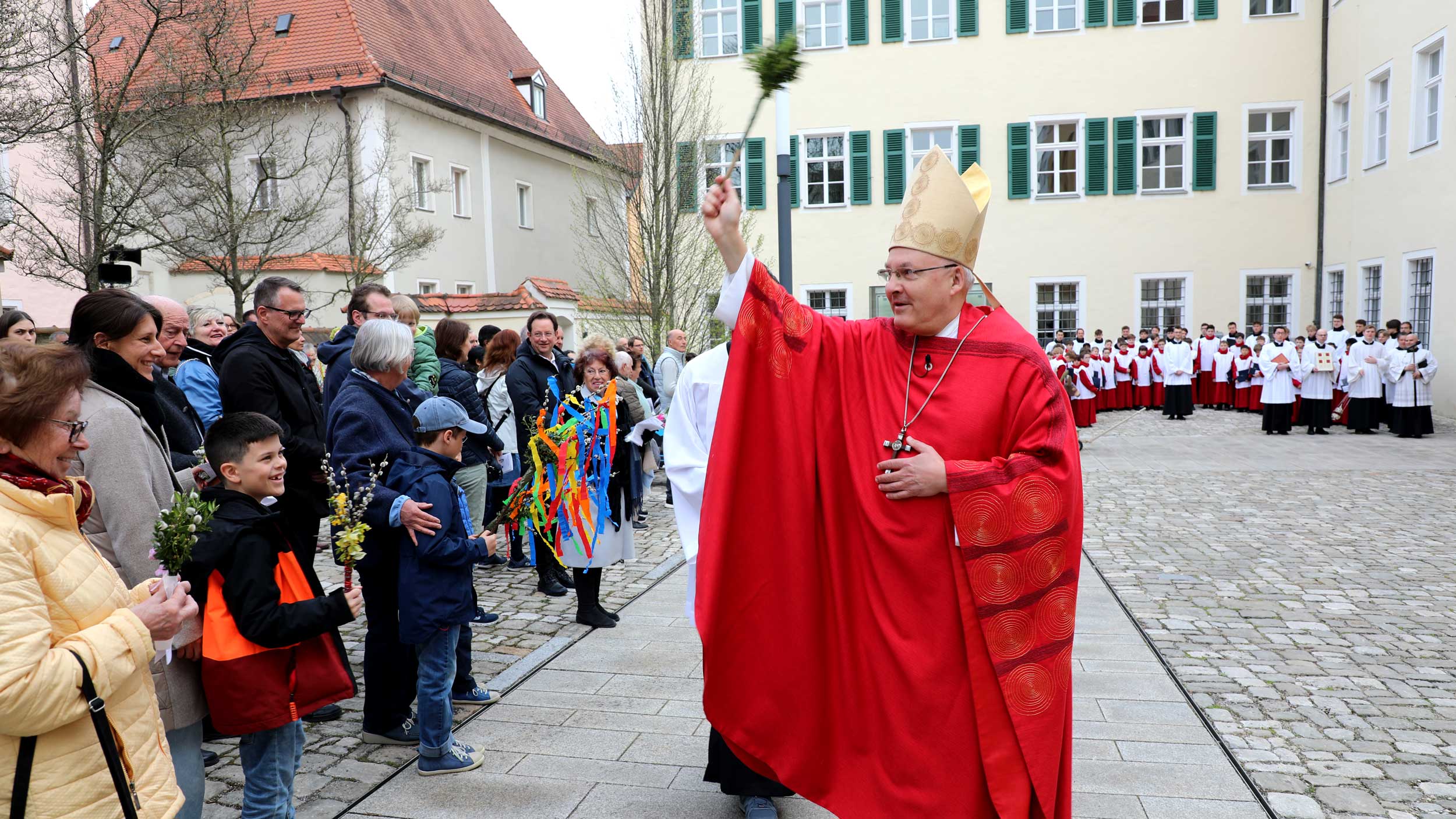 Bischof Voderholzer segnet die Palmbuschen