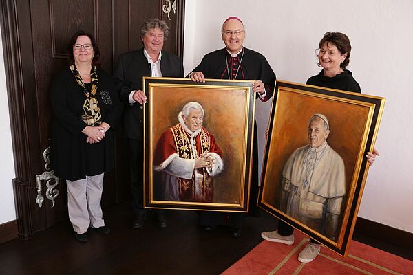 Papstporträts Übergabe | © Bistum Regensburg Übergabe zweier Porträtbilder an Bischof Dr. Voderholzer