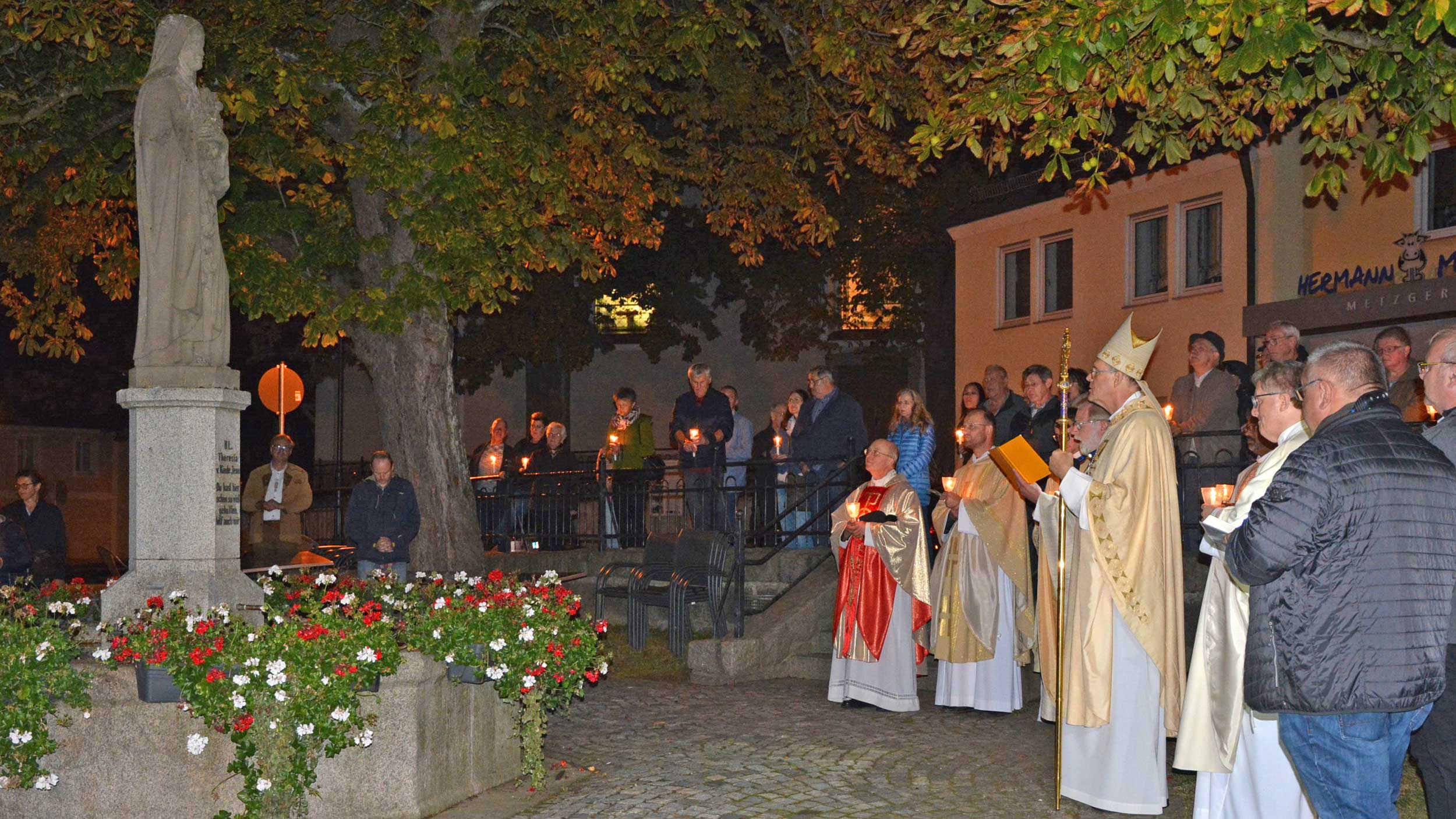 Menschen beten an der Mariensäule.