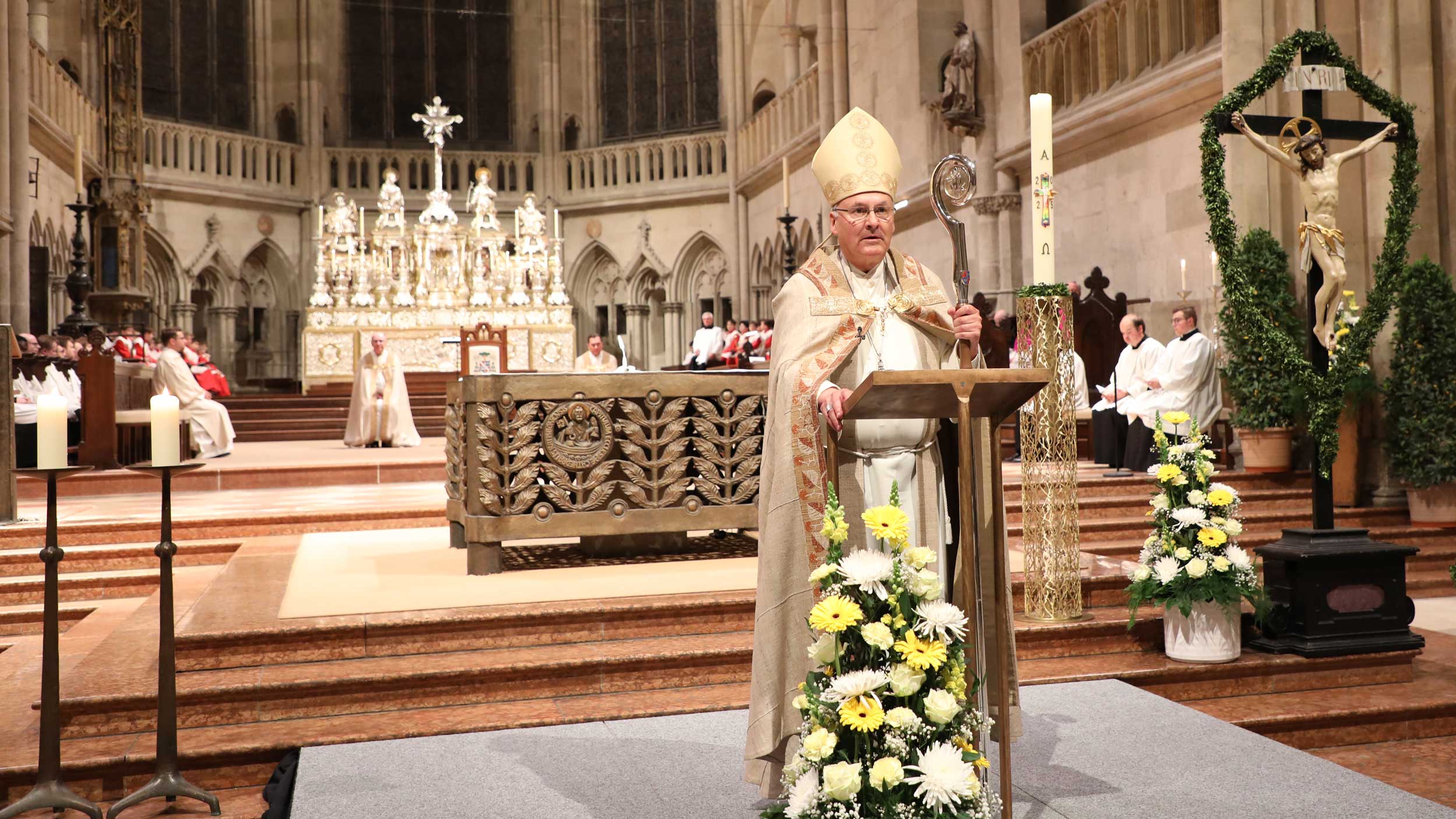 Bischof Voderholzer predigt im Dom.