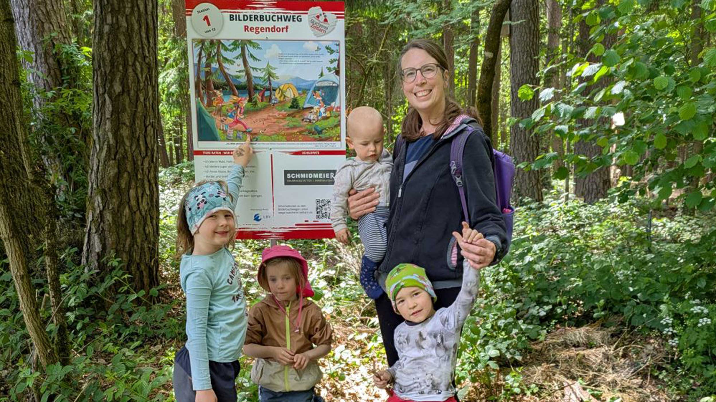 Bilderbuch-Plakate werden im Wald aufgestellt