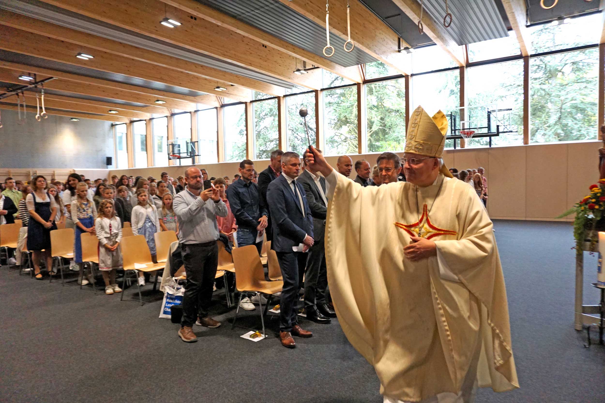 Segnung | © Christine Wendl Bischof segnet eine Turnhalle, Festakt