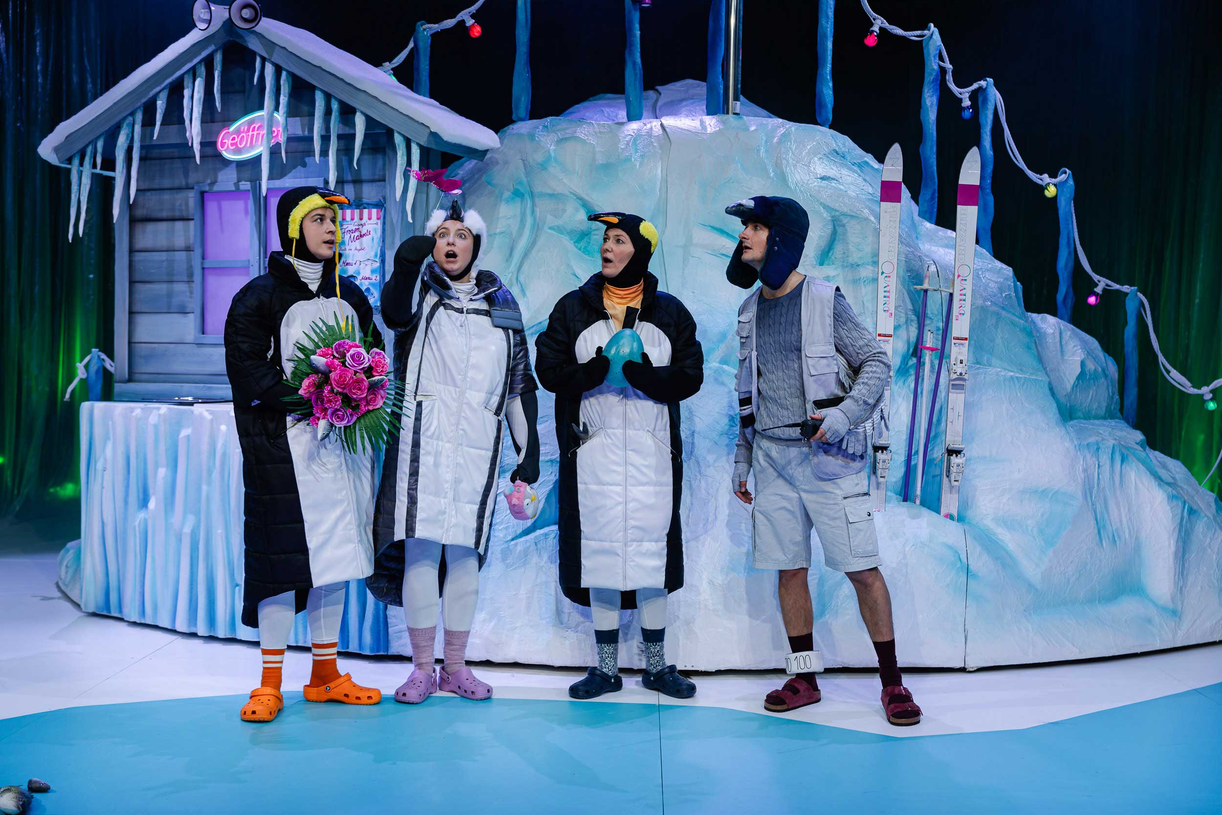 schauspieler als pinguine gekleidet auf der bühne